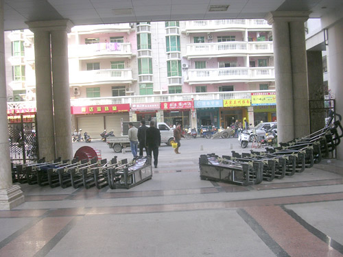 ���区业主跟物业�v�U�纷���区电动门被掀��?